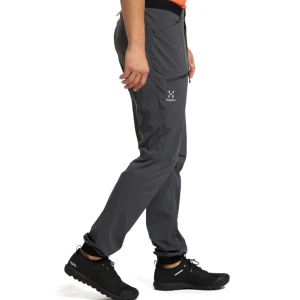 Grå byxor från Haglöfs - Snygga grå ultralätta byxor från Haglöfs L.I.M serie. Byxorna har en praktisk ficka med dragkedja på sidan och en elastisk midja för extra komfort. Väldigt sköna och snygga. I stort sett nya. Strl 54 (XL).