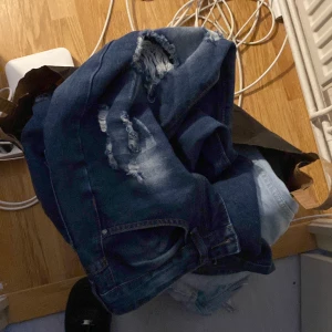 Blå jeans med slitningar - Säljer massa jeans 7 st för 2000 kr 