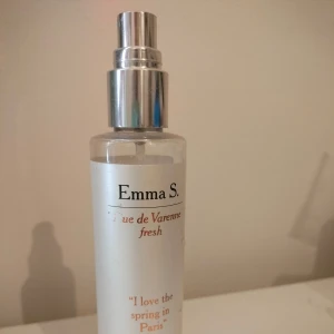 Emma S. Rue de Varenne Fresh Body Mist - Fräsch body mist från Emma S. med doften Rue de Varenne Fresh. Flaskan är genomskinlig med en stilren vit etikett och silverfärgad spraypump. Perfekt för en uppfriskande känsla med en touch av Paris. Knappt använd, endast lite skada på etiketten men produkten är detsamma, korken saknas. Står ej hur många ml den innehåller, Pris kan diskuteras, tror inte att den längre går att köpa i butik. 