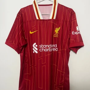 Liverpool 24/25 Fotbollströja - En fräsch Liverpool 24/25 tröja med fantastisk kvalité. Storlek M men passar även S. Vid övriga frågor kom DM🙌