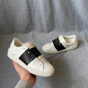 Valentino Open sneakers  - Säljer ett par Valentino opens som är i storlek 40! Hör gärna av dig om du har frågor! 