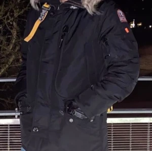 Parajumpers - Svart Parajumpers kodiak storlek M köpt från Johnells. Jackan är i mycket fint skick och väl omhändertagen. Fri från rök/andra lukter. Kvitto finns.  Kan sälja billigare vid en smidig affär.