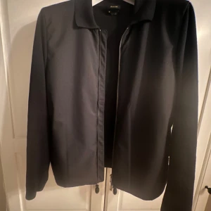 Svart Massimo dutti cardigan  - Snygg svart cardigan peruker nu till våren, den har hybris matrial så dne e skön och lätt att ha på sig, den e knappast andvänd, pris kan diskuteras 