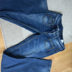 Blå jeans från Only - Snygga blå jeans från Only med en klassisk femficksdesign. De har en bootcut-stil och är perfekta för en avslappnad look. Jeansen har en knapp och dragkedja framtill.