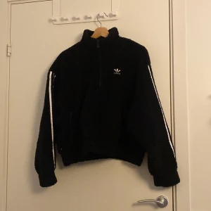 Fluffig adidas tröja  - Hej nu säljer jag min adidas tröja i ull. Den är varm och gosig. Tröjan är i storlek M. Den är kroppad. Väldigt varm till hösten och vintern🩷