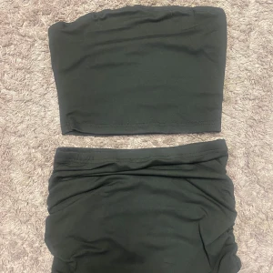 Svart set  - Jätte fint svart set perfekt till fest. Det är helt oanvändt skriv vid frågor eller om du vill ha  fler bilder 