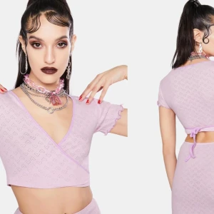 Rosa topp med hjärtmönster från Jaded London  - En söt rosa och lila topp med korta ärmar och en v-ringning Från Jaded London. Toppen har ett hjärtmönster och snörning i midjan. Nypris var ca 555 kr på Dollskill, men är slutsåld. Storlek 40 men eftersom man knyter toppen går den att göra mindre också (jag som normalt bär XS/S kan ha den) använd en del så spår av användning finns men hel och ren.  Rökfritt hem men har katter.