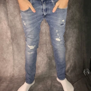 Replay anbass slim jeans med slitningar  - Bra skick, size 30/32, snygga slitningar. Modell 180 63 kg. Billigare priser vid bundleköp