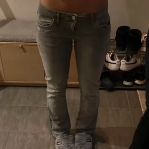 Ltb jeans - Gråa Lågmidjade Ltb jeans. Modell Valerie. Storlek 26/34. Uppsprättade längst ner men går att sy upp om man vill. Köptes i somras använda fåtal gånger 🥰