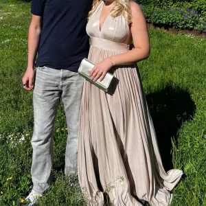 Balklänning - Elegant champagnefärgad balklänning, använd en dag på min studentbal! I toppskick utan defekter 🤍