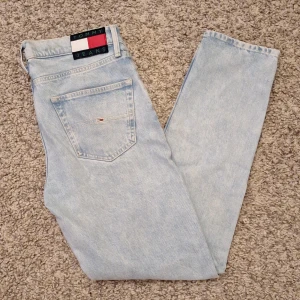 Tommy Hilfiger "Dad Jean" jeans - Säljer dessa snygga ljusblåa "Dad Jean" jeans från Tommy Hilfiger. De har en slim fit med straight leg. Använda fåtal gånger. Inga defekter. Passar bra med de mesta outfits. Modellen är ca 180 cm lång. Skick: 9/10