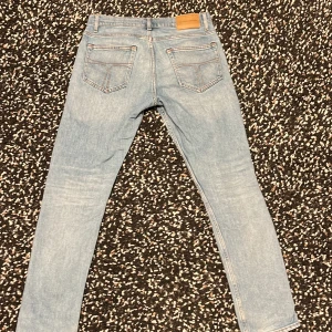 Tiger of Sweden jeans - Säljer ett par feta ljusblå jeans från Tiger of Sweden i modellen Pistolero. Jeansen är i mycket bra skick. Priset är inte hugget i sten💯
