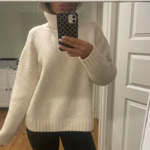 Beige stickad polotröja - Mysig beige stickad polotröja med långa ärmar och ribbade muddar. Endast använd en gång 