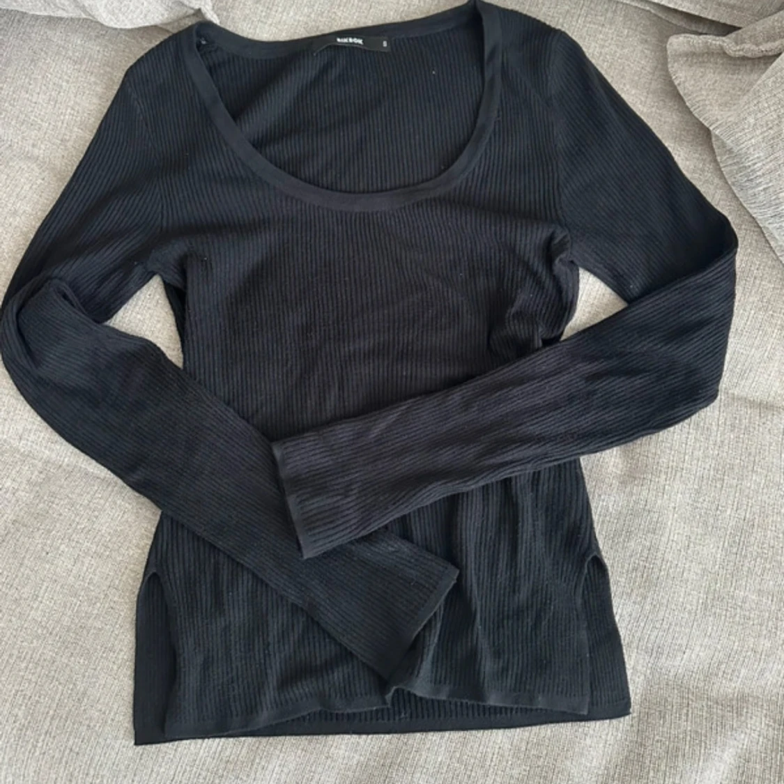 Svart ribbad långärmad topp från bikbok