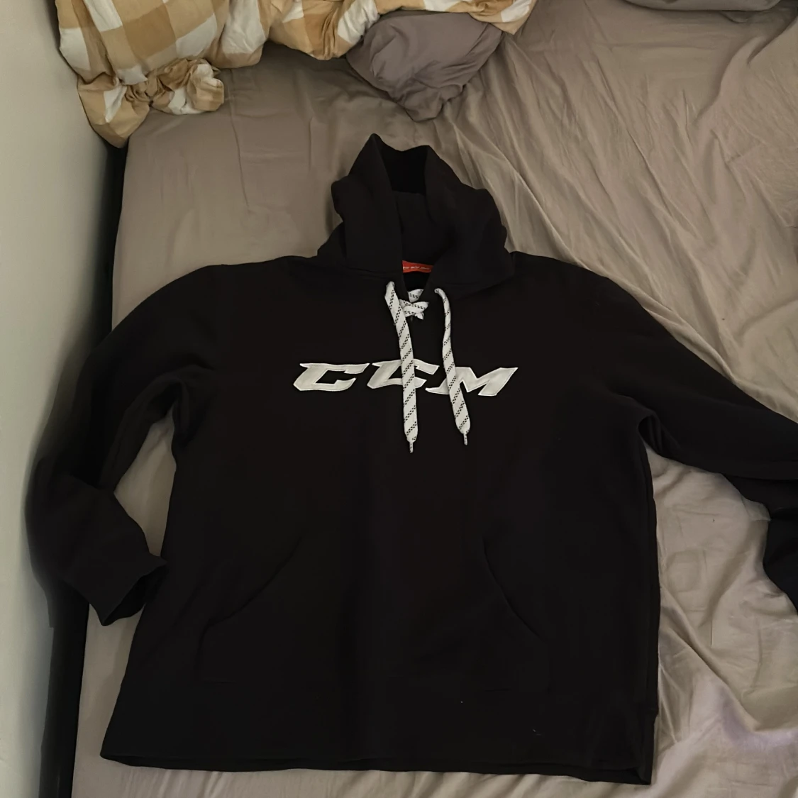 Svart hoodie från CCM