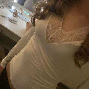 Vit långärmad topp med spetsdetaljer - Jättefin spetströja från Gina tricot som inte kommer till användning så därför jag säljer den 💘