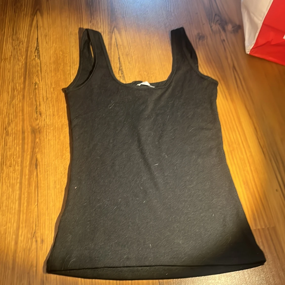 Svart ribbad linnetopp med knappar - 1