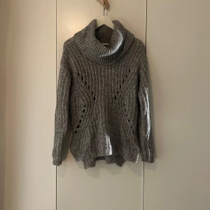Grå polotröja - Fin grå polotröja med perfekt krage! Inte kommit till tillräckligt mycket andvändning därav varför jag säljer den! Inte nopprig eller andra tecken på slitage finns!