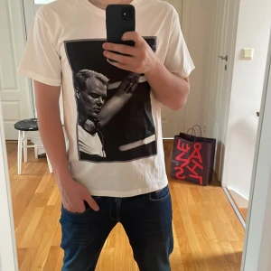 Vit t-shirt med tryck - Snygg vit t-shirt från CE med ett stort svartvitt tryck på framsidan. T-shirten har korta ärmar och en klassisk rund halsringning. Perfekt för en avslappnad stil.