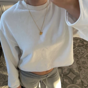 Vit croppad tröja från Gina tricot - Säljer en superfin vit croppad tröja från Gina tricot. De är en sweatshirt som jag tagit bort muddarna på och sytt om🌨️🌨️🌨️