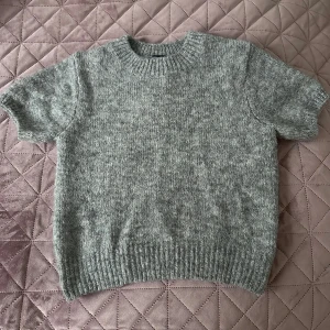 Grå stickad tröja från Gina Tricot - Stickad tshirt från Gina i super skick, endast använd några gånger. Fri frakt! 🩷