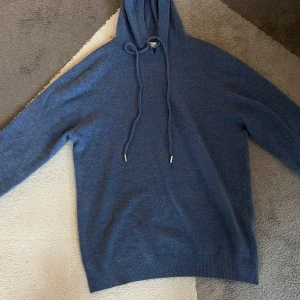 Kashmir hoodie - Finns en ny annons med fri frakt! Säljer nu den populära merinoull hoodien från gardegrisch i super skick😎 Storlek- M och den sitter otroligt fint (se sista bilden) Man kan klippa snörena ifall man tycker att dom är för långa😈😶
