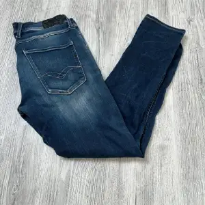 Säljer ett par snygga blå jeans från Replay i modellen Anbass. Använda ca 2-3 gånger så de är i perfekt skick. Jeansen har passformen Anbass Hyperflex storlek W33 L32