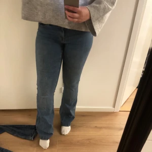 Blå bootcut jeans - Snygga blå bootcut jeans med låg midja. Perfekta för en avslappnad stil. Passar bra till både sneakers och klackar.