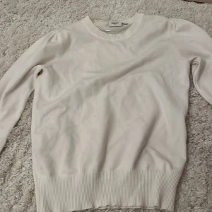 Vit tröja från Saint Tropez - Säljer en stilren vit tröja från Saint Tropez i storlek S. Tröjan har långa ärmar och en rund halsringning med ribbade kanter. Perfekt för en enkel och klassisk look.