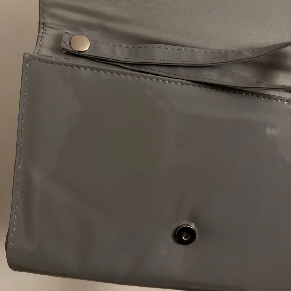 Grå kuvertväska med handledsrem - 91