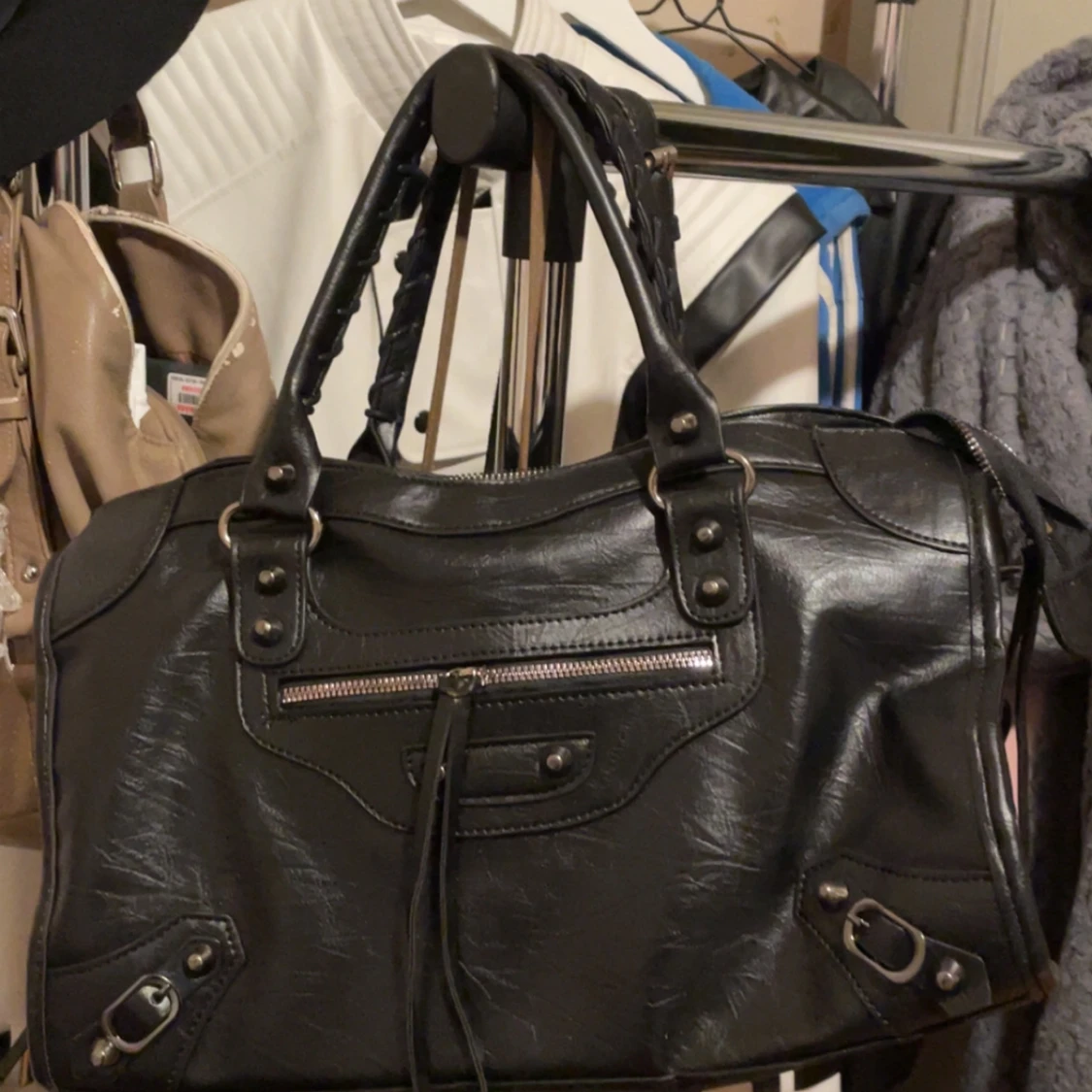 Svart axelväska med dragkedja