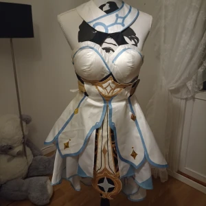 Lumine cosplay Dokidoki Sr  - I'm the second owner (I think) and it havent been tried on by me since it is to small. I can discuss price or trade depending the cosplay. Can come with a wig for 100kr more. It has some flaws that I can send pictures of!