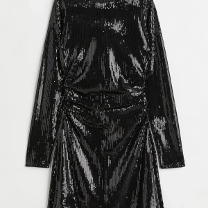 Svart glittrig klänning - Super snygg glittrig klänning som bara har använts på nyår förra året. Från hm men säljs inte där längre 