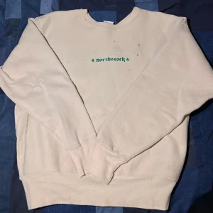 Vintage  sweatshirt från The Cotton Exchange - Säljer en beige sweatshirt från The Cotton Exchange med trycket 'northstock' i grönt på framsidan. Plagget är från 1990-talet och man ser att den är använd. Otroligt fin cond för sin ålder dock. Dm vid frågor