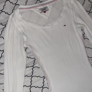 Vit långärmad topp från Tommy Hilfiger - DM för mer information🌸