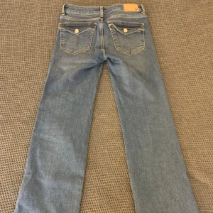 Lågmidjade jeans  - Jeans med snygga fickor där bak i storlek S (short length). De är från lager 157 och är i mycket bra skick skulle jag säga. Om ni kollar på bilden ser man att dom är bytte lite nötta längst ner men de är minsta lilla.  Skriv om ni har några frågor❤️ Uppskattar gärna snabbt köp