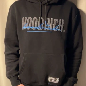  hoodie från Hoodrich - Hoodie från hoodrich, väldigt bra skick STORLEK M