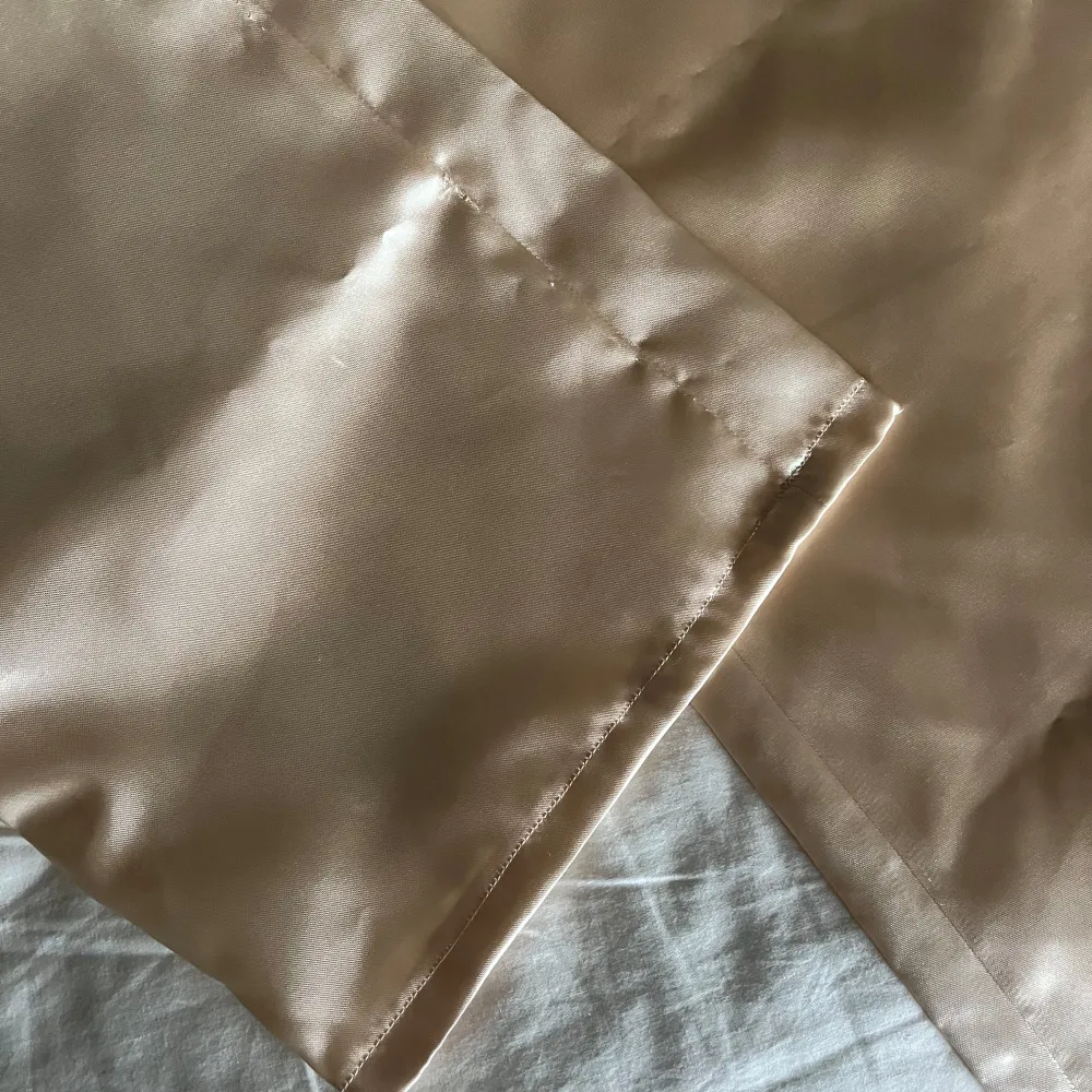 Säljer min satin pyjamas som jag sytt själv. De är low waisted med elastisk midja och loose/botcut nertill. Måtten är sydda utifrån mig (höft 98, midja 80, inneben 80). Jätte fina till mysiga morgonar eller en finare myskväll🥰kom dm för fler bilder eller frågor!💞. Jeans & Byxor.