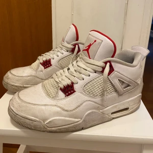 Jordan 4 Metallic Red - ⚠️ OBS, ej Aսt℮nTiｓᴋa ⚠️.  Hyfsat skick och passar storlek 45. De passar perfekt för vintern och våren. Säljer dem billigt eftersom jag köpte ett par nya. Kontakta mig ifall du har några frågor eller ifall du vill ha några fler bilder. 😄