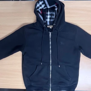 Burberry hoodie zip up - Burberry zip up hopdie svart i mycket bra skick. Storlek M