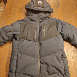 Sail Racing jacka - Säljer nu min Sail Racing jacka. Köpt här på plick för ungefär ett år sedan. Jackan har små defekter men inget som är märkbart och var så när jag köpte den. Perfekt nu inför vintern. Priset är ej hugget i sten. 