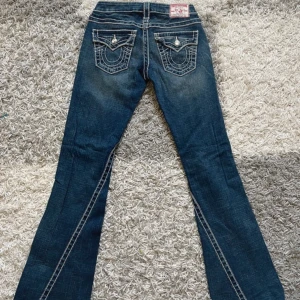 Trueys🤑🤑 - Jättesnygga True Religion Jeans köpta på Vinted🙏 Säljer eftersom jag har tröttnat på dom, storlek W24🔥 Lånade bilder