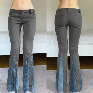 Byxor med jeans detaljer - Unika byxor med jeans detaljer vid botten  som ger en cool flare-effekt. Byxorna har en lågmidjad passform och är perfekta för att sticka ut med sin speciella design. De sitter bootcut passform, skitsnygga! Skriv gärna vid frågor och mått! 🤗💗