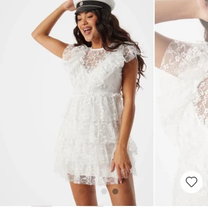 Vit spetsklänning - Charmig vit spetsklänning med volanger och korta ärmar. Köpte som student klänning storlek xs men den var lite stor tyvärr, köpt för 899kr, skriv privat om ni vill ha mer bilder💞