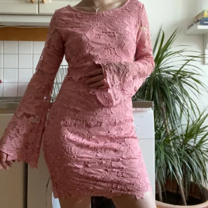 Rosa spetsklänning - Rosa spetsklänning med vackert blommönster. Den har en dragkedja på sidan och har använts två gånger. Är en aning stor för mig som brukar ha XS🌸