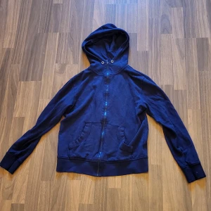 Mörkblå hoodie från Walking - Säljer en mörkblå zip-hoodie från Walking i storlek M men sitter som S. Den är bra kvalité, säljer den då den dessvärre inte passar som jag önskar.
