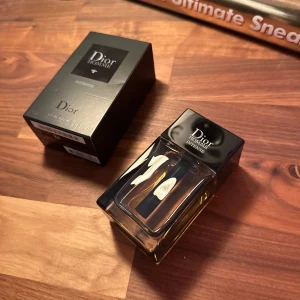 Dior Homme Intense  - Tjena! Nu lägger jag upp o kör ett litet intressekoll på denna fina dior Homme Intense parfymen, 50ml. Den är i topp skick och har en extremt god doft. Äkthets bevis finns även med såklart! Avgör själv exakta mängden kvar i flaskan:) mvh Abbe 