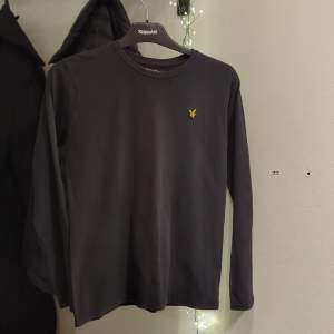 Svart långärmad tröja från Lyle & Scott. Tröjan är i bra skick men inte längre kolsvart. Inga hål eller fläckar. 