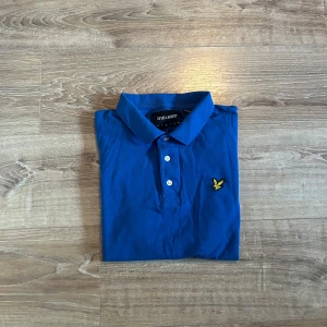 Lyle & scott piké  - En snygg piké i toppen skick som passar till det mesta. hör av er vid frågor annars är det fritt fram att använda ”köp nu”.