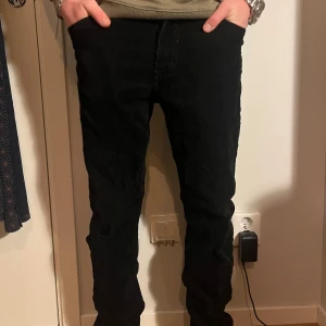 Svarta manchesterbyxor från Weekday - Säljer ett par svarta manchesterbyxor från Weekday i storlek 29. Byxorna har en slim passform och är perfekta för höst och vinter. De är i mycket bra skick och har en klassisk design med dragkedja och knapp. Perfekta för både vardag och fest!